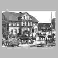 111-0768 Pferde werden zum Gueterbahnhof gefuehrt. Vorbei am Gasthof zur Ostbahn.jpg